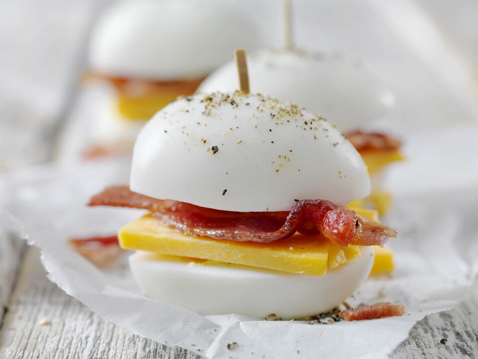 Telur dengan keju dan bacon - camilan lezat dalam diet diet ketogenik