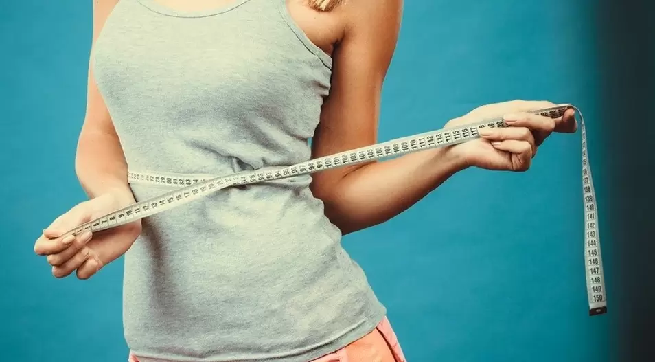 Gadis langsing memperbaiki hasil penurunan berat badan dalam seminggu