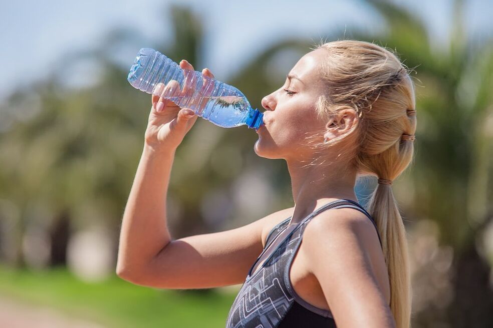Minum cukup air untuk melawan obesitas
